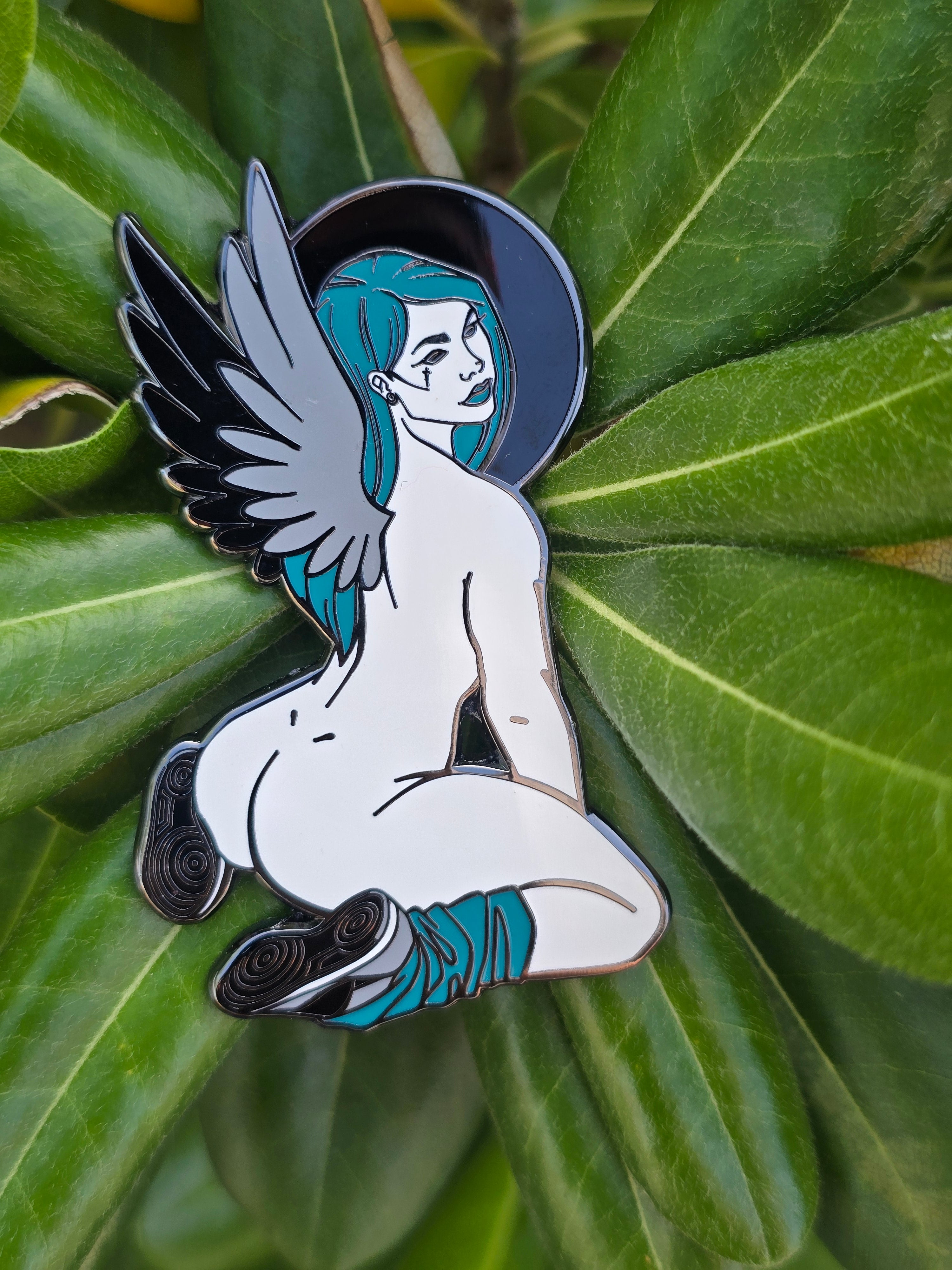 Devil and Angel Sisters Pin Set